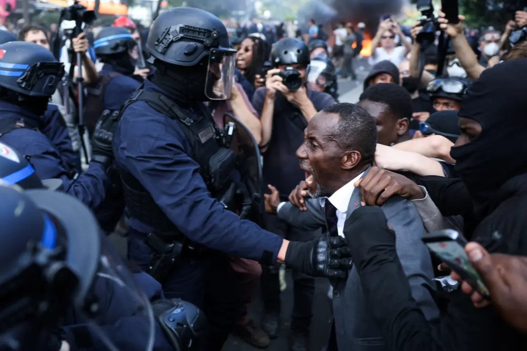 Saint-Denis, no subúrbio de Paris, viu o prefeito Bally Bagayoko se colocar na frente de manifestantes contra a polícia…