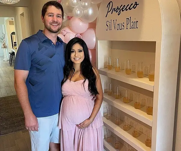 Texas, nos Estados Unidos, uma mãe de 37 anos foi acusada de atacar o marido e dois filhos em Northlake. A depressão pó…