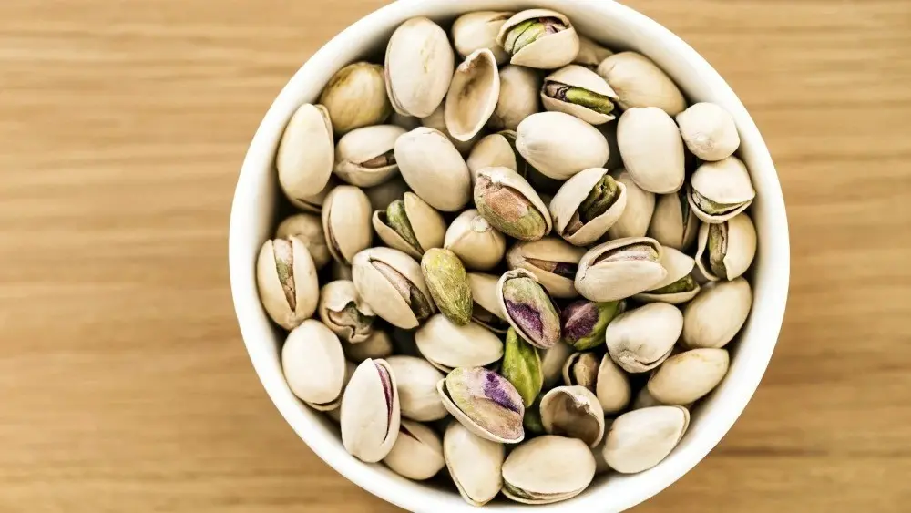 Pistache e sono melhor. A revisão aponta que essa oleaginosa tem quase 40% da vitamina B6 necessária diária, que ajuda …