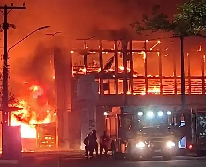 Incêndio destruiu laboratórios da UFPE, na Zona Oeste do Recife, com prejuízo estimado de R$ 100 milhões e perda de pes…