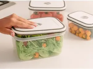 Kit com 12 potes hermeticos Electrolux tá por R$ 69,60. É bom ter coisa assim pra organizar a cozinha, porque com marmi…
