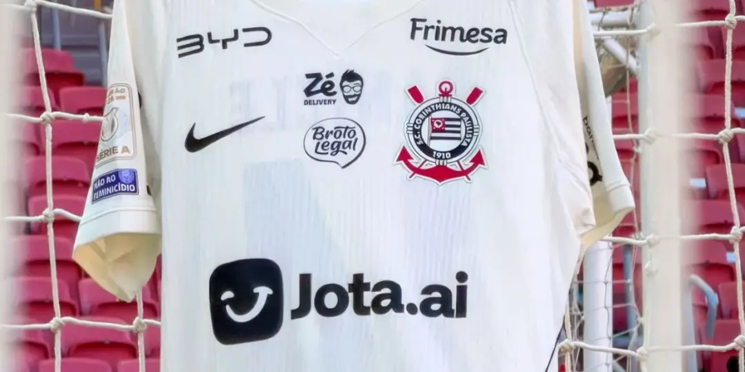 Corinthians vai levar a marca Jota.ai na barra frontal do uniforme até dezembro de 2026. A troca veio depois que a Medi…