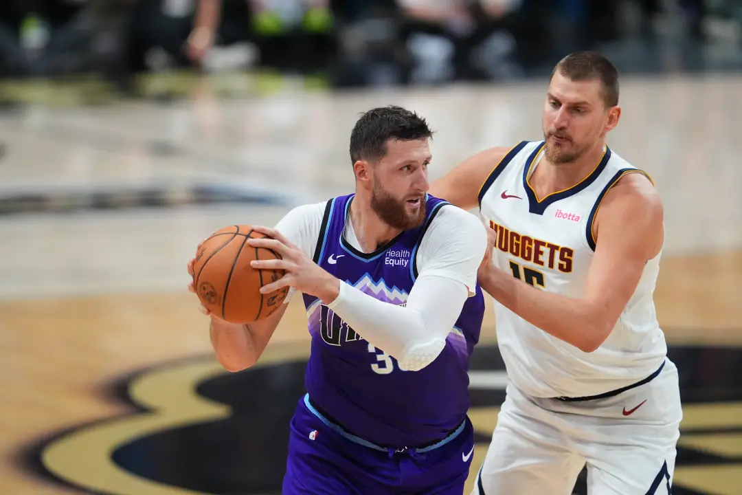 Jusuf Nurkić, pivô do Utah Jazz, ficará afastado por pelo menos um mês por lesão no pé direito. Essa ausência pesa no t…