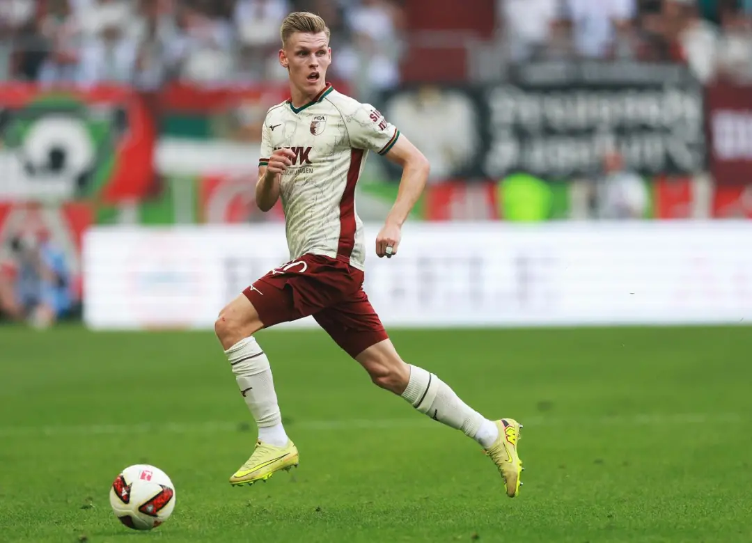 Anton Kade volta para o Augsburg enfrentar o Bayern neste sábado, confirmado pelo técnico Manuel Baum. Focar na intensi…