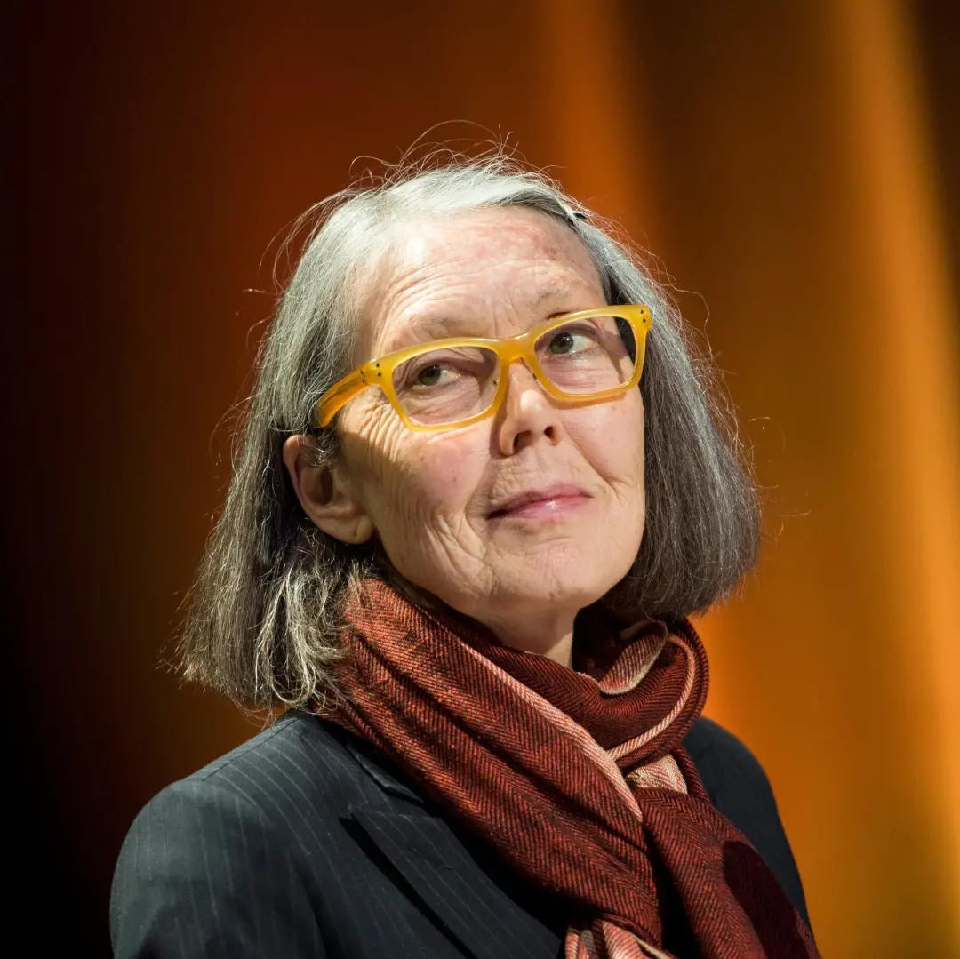 Anne Carson, poeta canadense, ganhou o Prêmio Nobel de Literatura deste ano. A obra dela convida a uma pausa na pressa,…