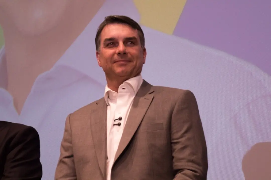 Flávio Bolsonaro disse que o Bolsa Família tem que ser prioridade de qualquer governo. A ideia de limitar mandatos e re…