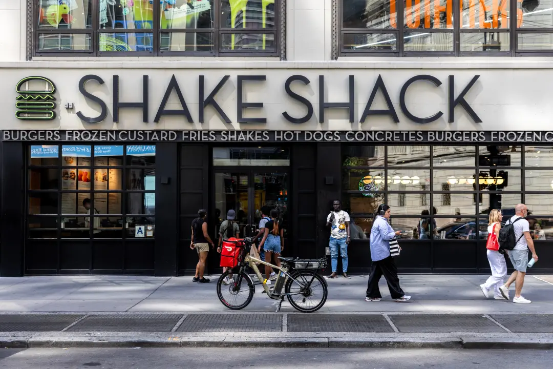 Shake Shack chega ao Brasil com planos de abrir 40 restaurantes até 2036. A parceria com a Bold Hospitality, dona do Ou…