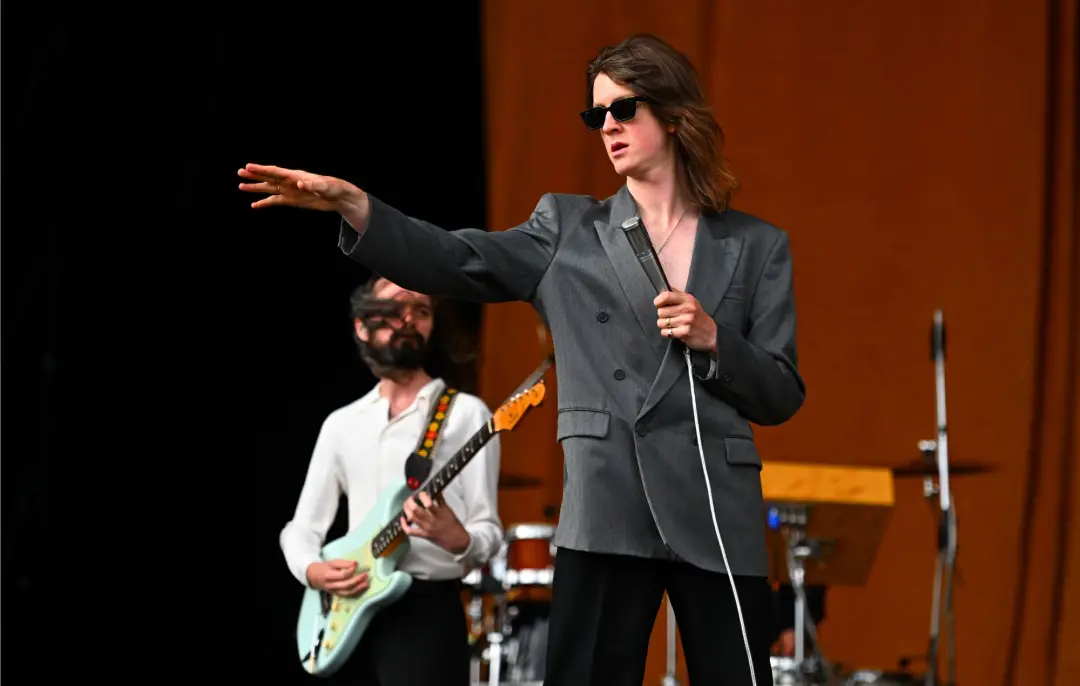 Blossoms com o novo album Songs From The Wedding Cake no meio da disputa do topo das paradas, entre The Beatles e Johnn…