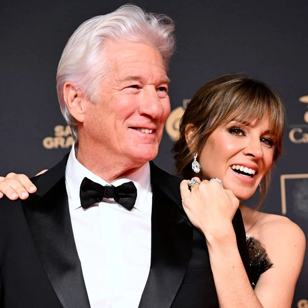 Richard Gere manteve uma regra bem rígida em casa com os filhos James e Alexander, segundo Alejandra. Essa postura de l…