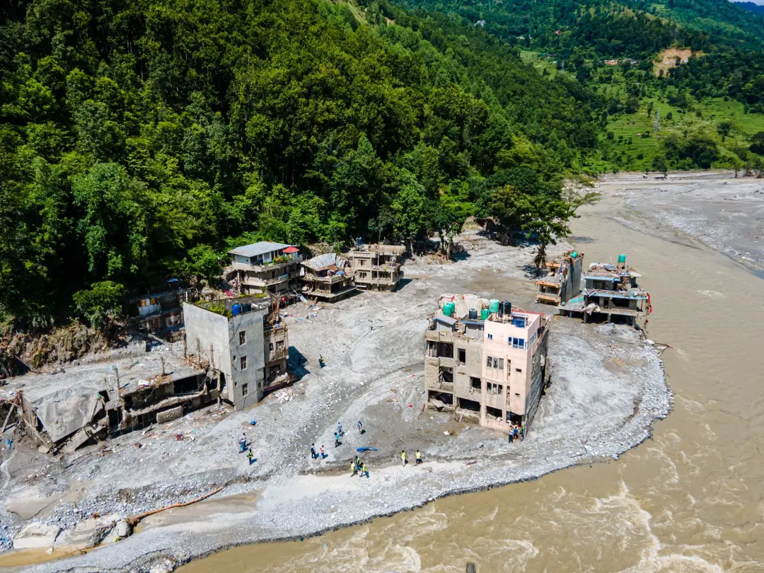Cerca de 300 mil pessoas vivem em zonas do Himalaia sob risco de inundações fluviais. O aumento de construções nessas á…