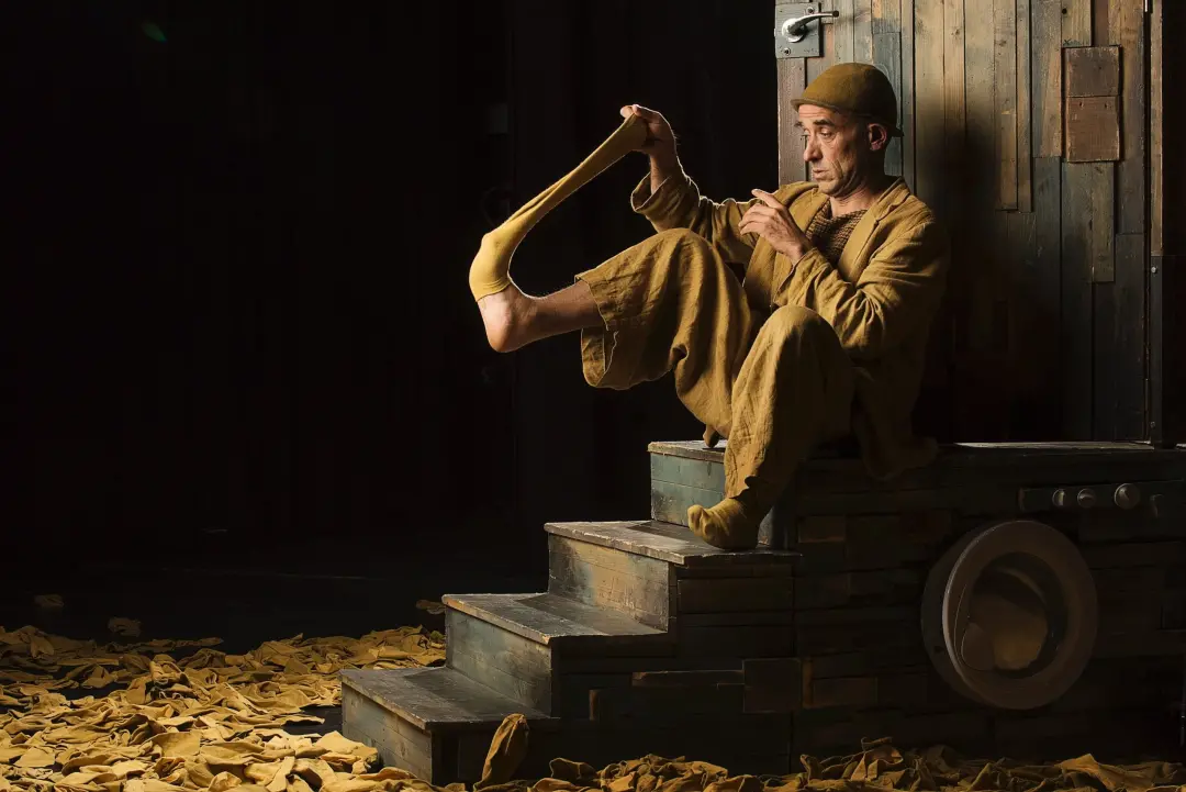 Leandre Ribera, artista de clown catalão, ganhou o Premio Nacional de Circo 2026, com uma bolsa de 30.000 euros. O reco…
