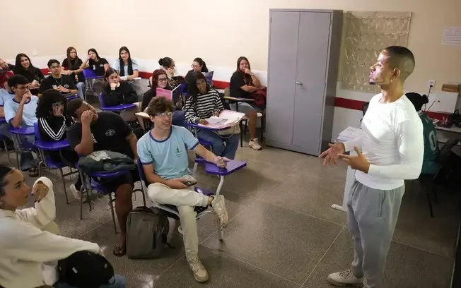 Inscritos automáticos no Enem 2026 precisam escolher inglês ou espanhol até 18 de outubro, ou a prova será em inglês. A…