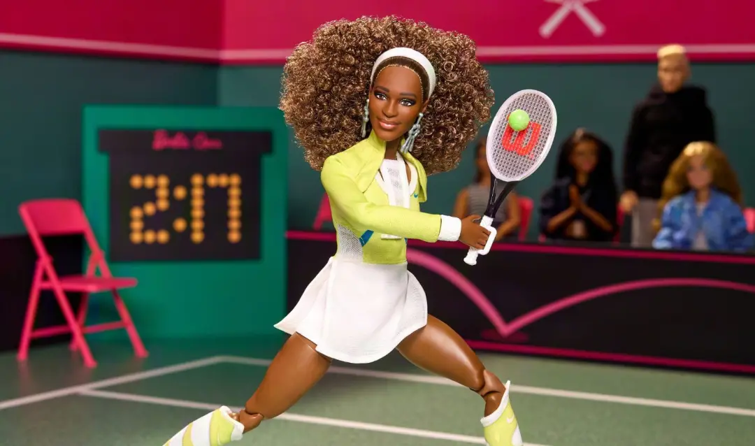 Barbie saindo com a Serena Williams de 2005, um boneco de 45 dólares com raquete e jaqueta verde limão. É interessante …