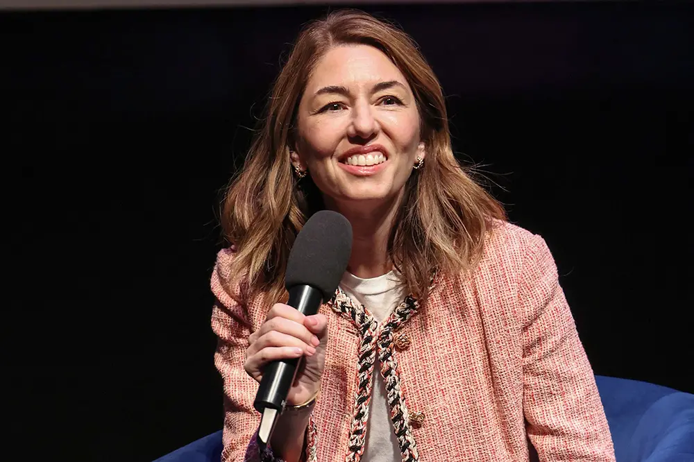 Sofia Coppola fez um documentário, Making Marie Antoinette, dirigido pela mãe falecida Eleanor, com mais de 80 horas de…