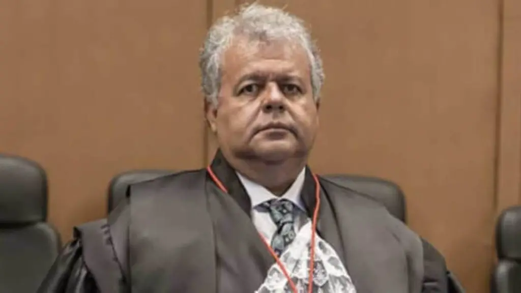 Operação da PF em Icaraí apreendeu documentos e dinheiro, apurando suspeita de venda de decisões do desembargador Alexa…