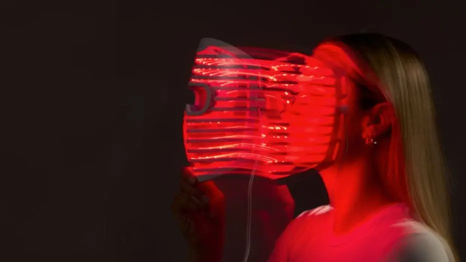 O protetor facial com luz vermelha caiu 50% de preço, passando de 799 dólares para 399 dólares. Um investimento em cuid…