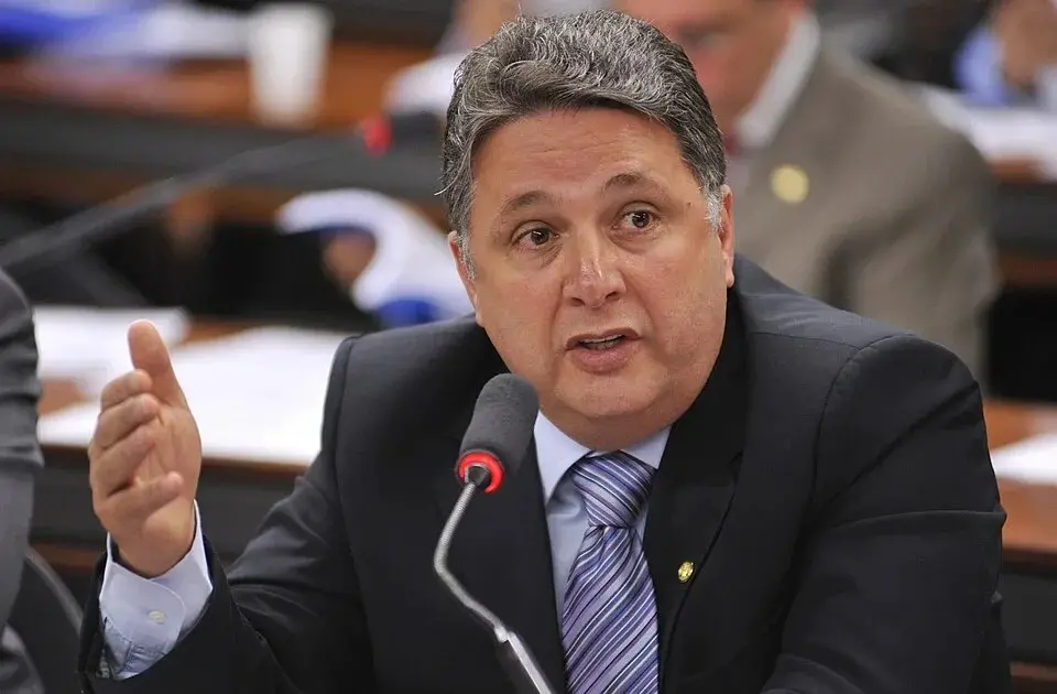 TSE forma maioria para cassar candidatura de Garotinho, anulando votos no Rio. A decisão beneficia Douglas Ruas, que pa…