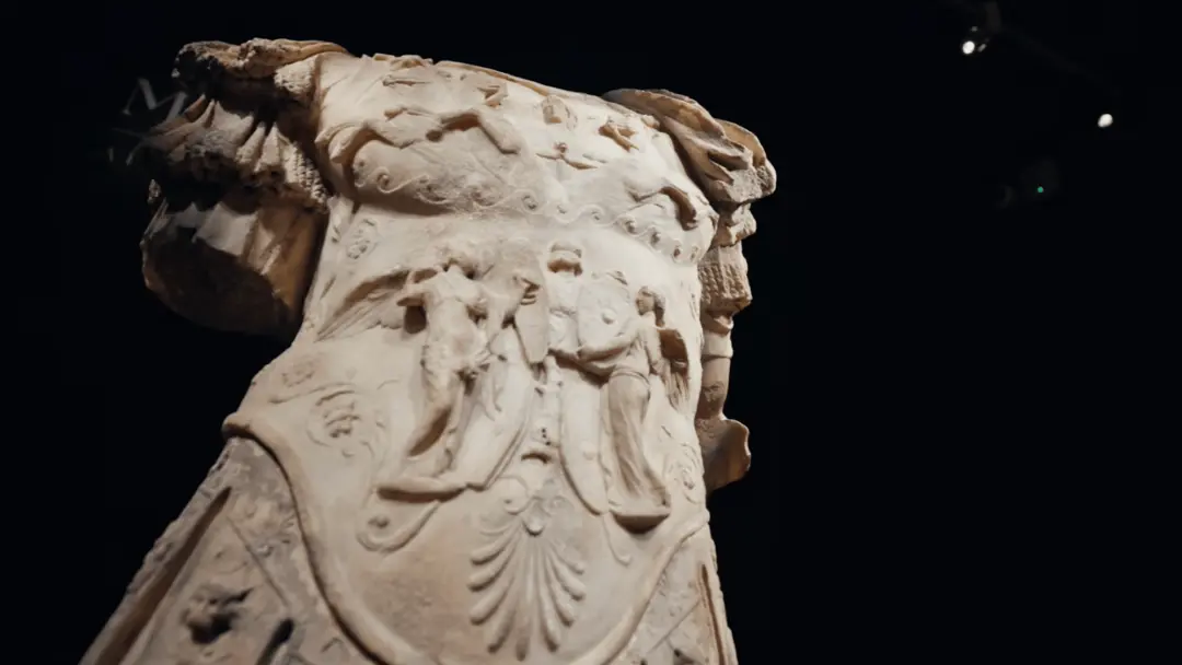 Escultura de mármore de 2000 anos, da era Julio-Claudiana, estava em um templo na Croácia. O detalhe da ombreira de um …