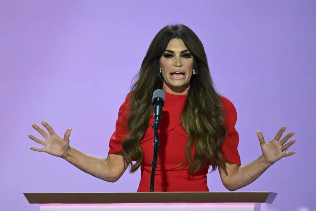 Kimberly Guilfoyle, embaixadora dos EUA na Grécia, é acusada de pedir 100 mil dólares a um doador de Trump para cobrir …
