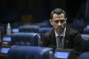 Cleitinho Azevedo confirmou apoio a Flávio Bolsonaro no segundo turno, mesmo tendo divergências com Rogério Marinho em …
