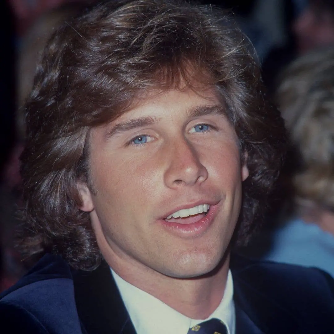 Parker Stevenson, o rosto de The Hardy Boys, aos 74 anos, mudou bastante com 50 anos de distância da estreia. É um retr…