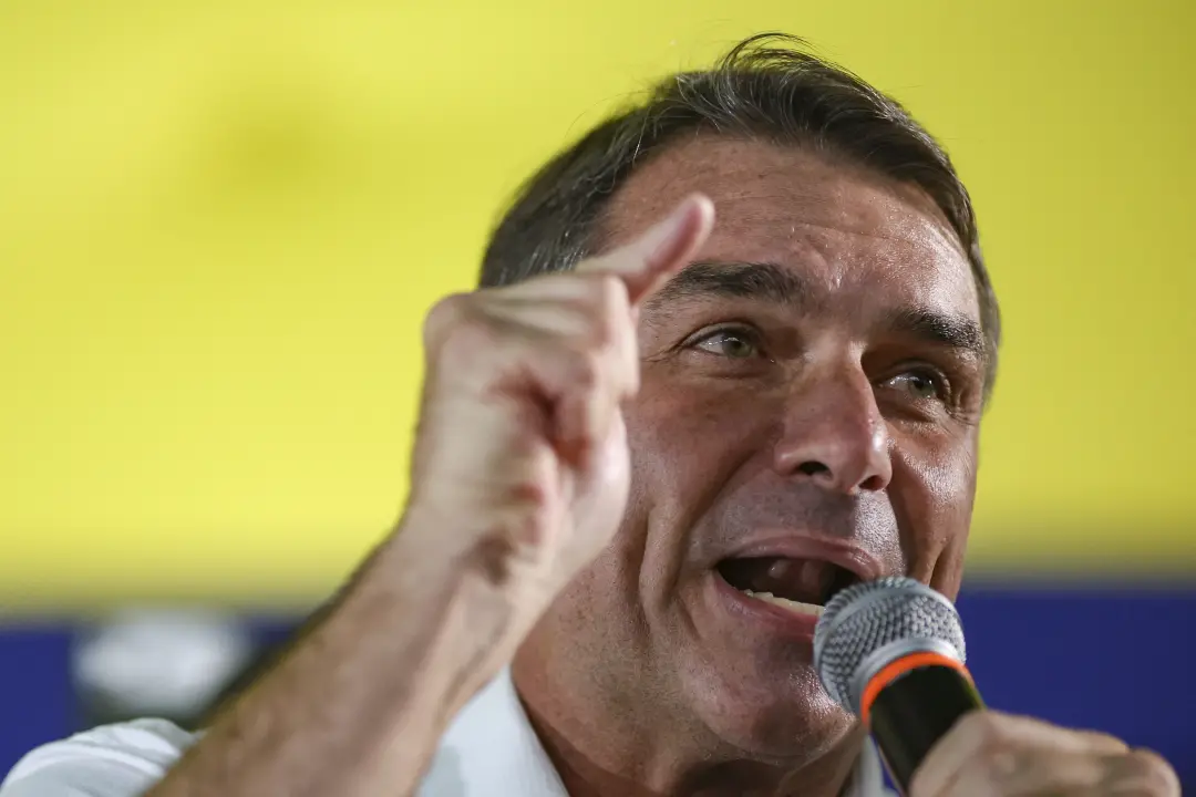 Flávio Bolsonaro disse em Brasília que buscaria reduzir a carga tributária sobre folha de pagamento. A proposta, sem de…