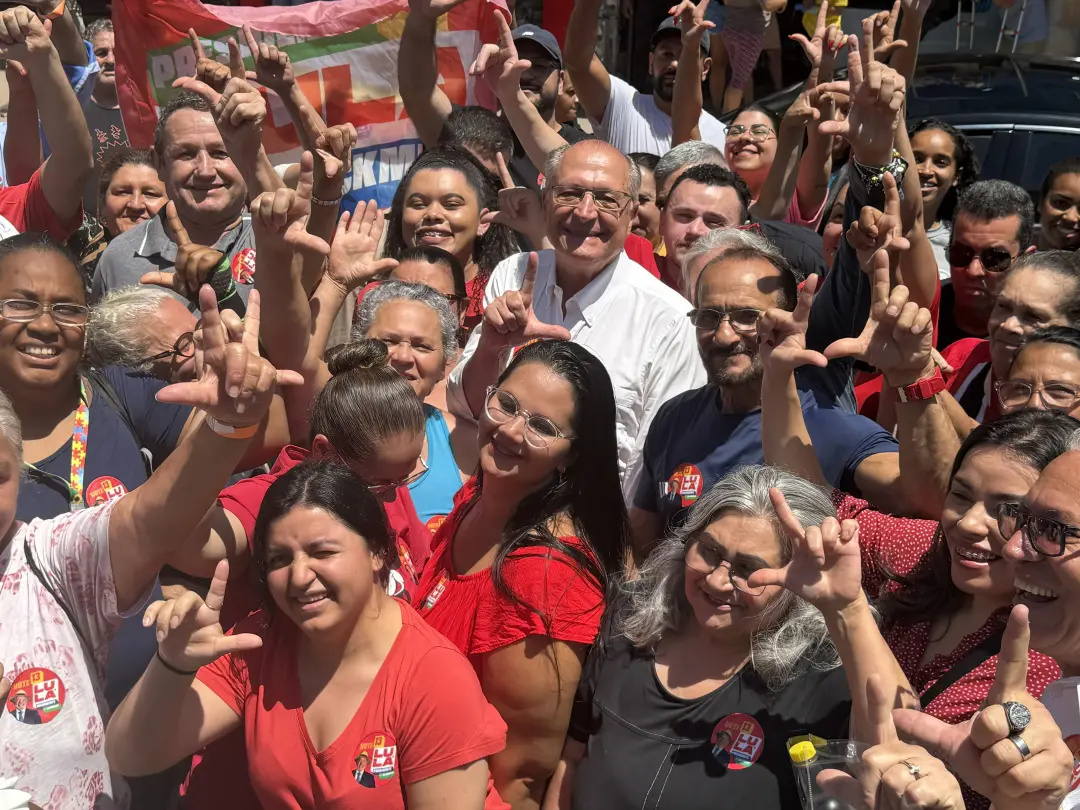 Alckmin nas ruas pedindo votos enquanto Lula faz reuniões internas em Brasília. A movimentação mostra a pressão da camp…