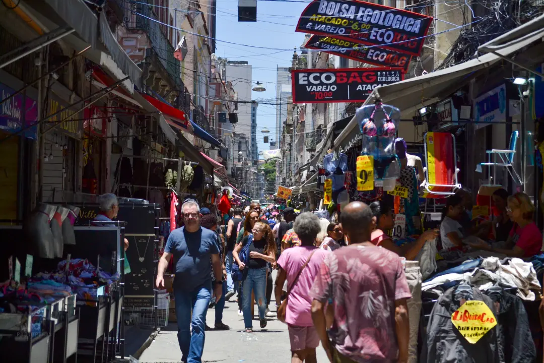 3% de alta nas vendas esperada pro Dia das Crianças no Rio de Janeiro. Brinquedos e vestuário lideram, com a galera gas…