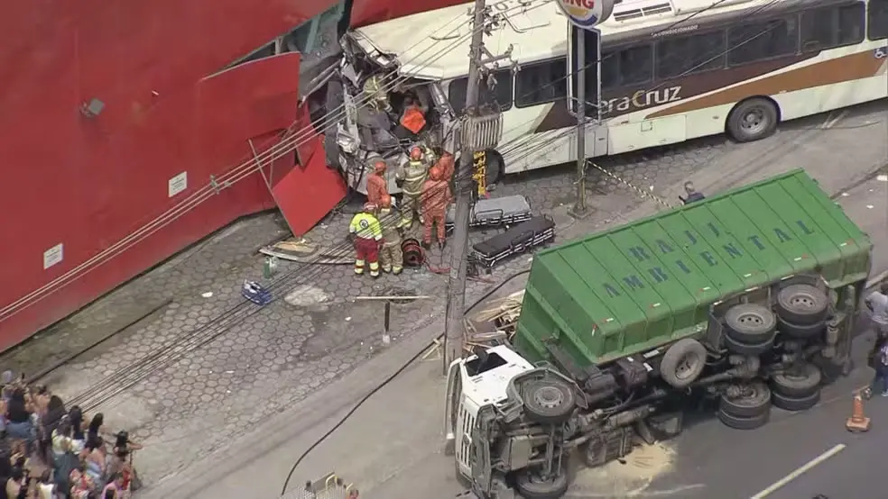 Washington Luís, Caxias. Ônibus invadiu loja e um caminhão tombou sobre carro na rodovia. Acidentes assim mostram a fra…