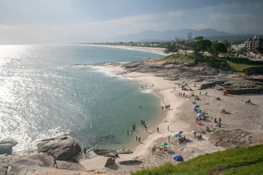 Praia de Gravatá em Saquarema ganhou a Bandeira Azul, sendo a quarta praia do município com essa certificação. Isso mos…
