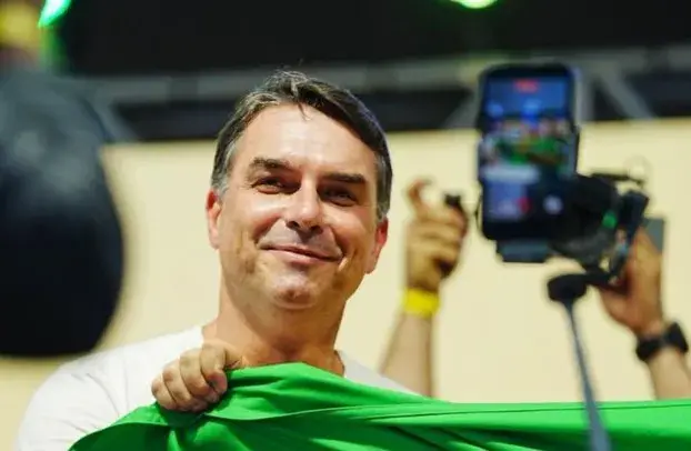 Flávio Bolsonaro disse que vai manter os reajustes das aposentadorias acima da inflação e não muda as regras do BPC. A …