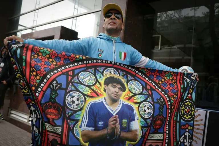 Maradona, ícone do futebol, tem julgamento por morte no Tigre, Buenos Aires. A acusação aponta falhas de uma equipe méd…