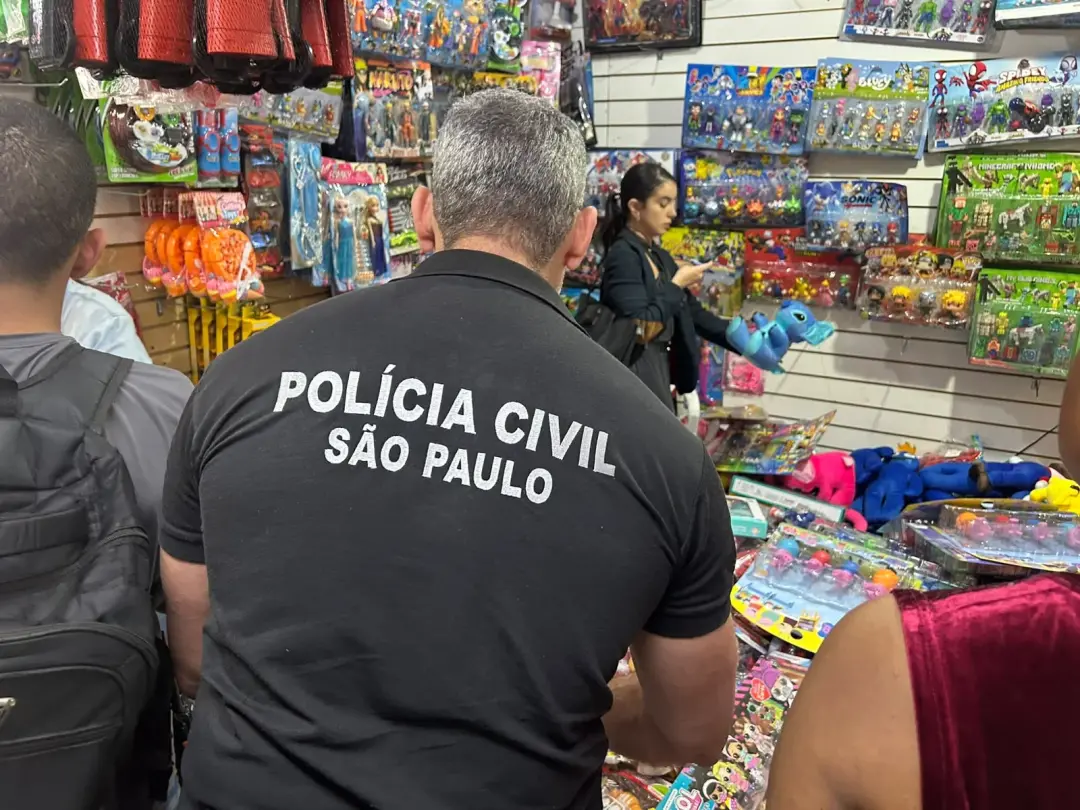 50,7 mil brinquedos falsificados foram apreendidos em lojas no centro de São Paulo. Vender produtos sem selo de homolog…