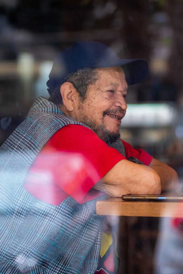 Walter Firmo, com 89 anos, segue fotografando e falando das cores do mundo, como diz ele, de cor eu sinto. A trajetória…