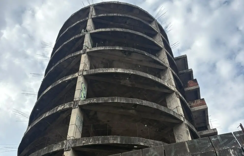 Edificação abandonada na Avenida Araguaia com a Rua 2 em Goiânia foi autuada pela prefeitura após 25 anos de uso irregu…