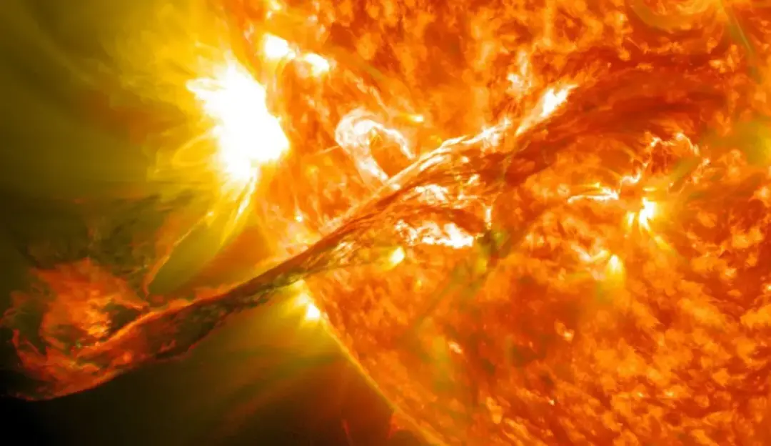 Três nuvens de partículas do Sol podem causar auroras em regiões mais afastadas dos polos neste fim de semana. A energi…