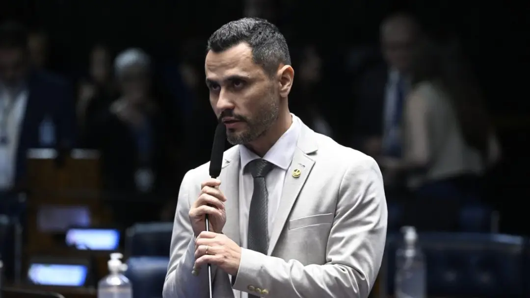Cleitinho Azevedo defende a votação do fim da escala 6 x 1 no Senado, mesmo apoiando Flávio Bolsonaro. Ele comparou a d…