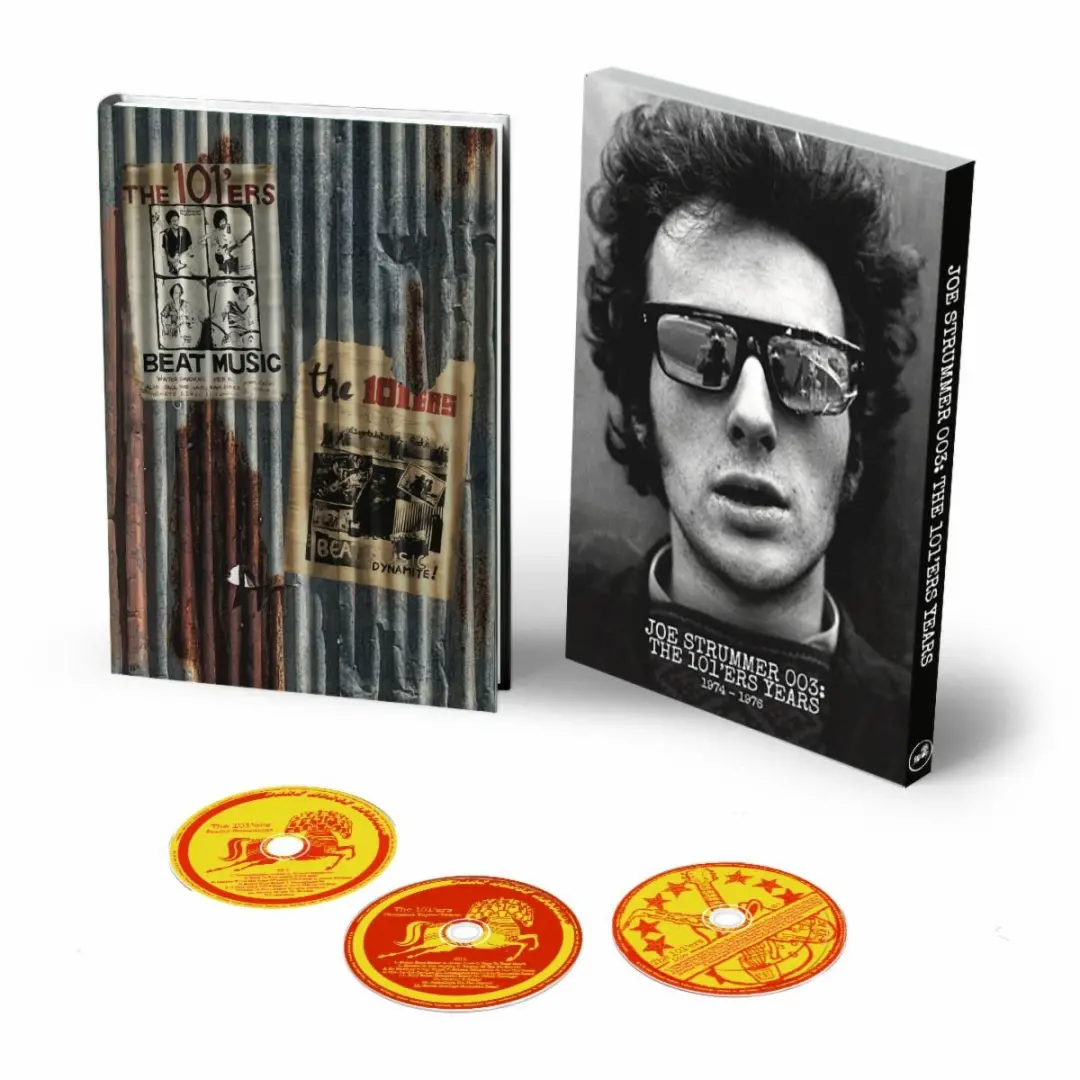 Joe Strummer lança o box set Joe Strummer 003: The 101’ers Years, com gravações de 1974 a 1976, dia 20 de novembro. A c…