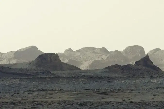 Marte, registro do rover Curiosity mostra yardangs detalhados no amanhecer. A preservação da luz natural mostra o tempo…