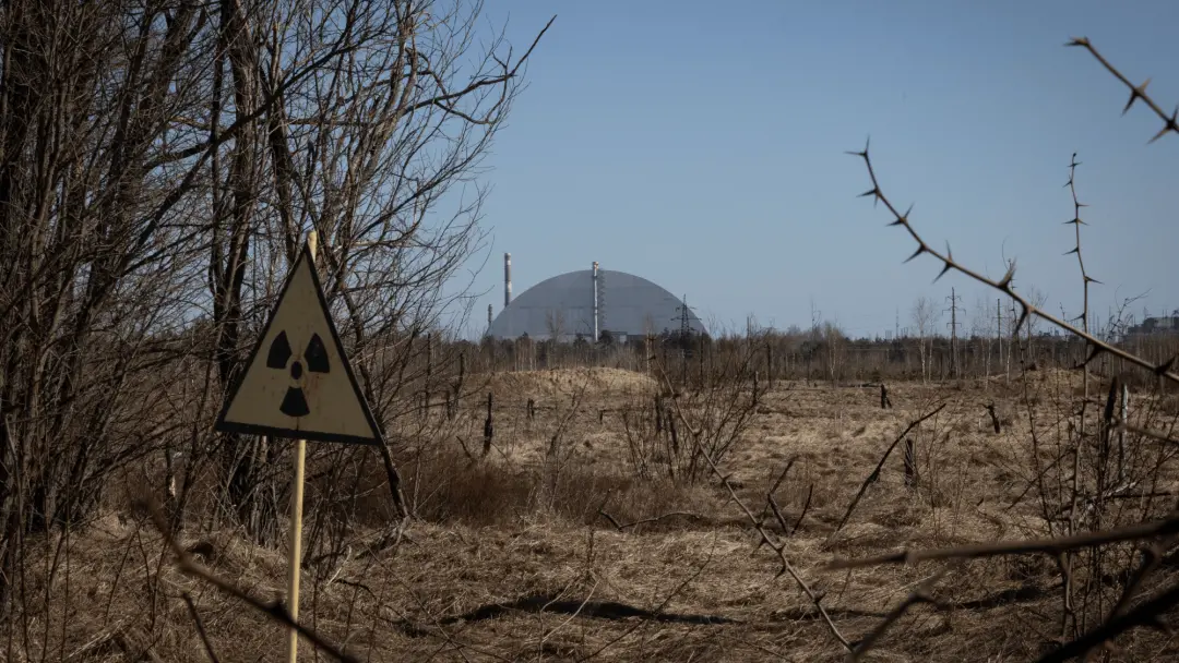 Quarenta anos depois, partículas radioativas de Chernobyl mantêm estruturas cristalinas estáveis. A pesquisa mostrou qu…
