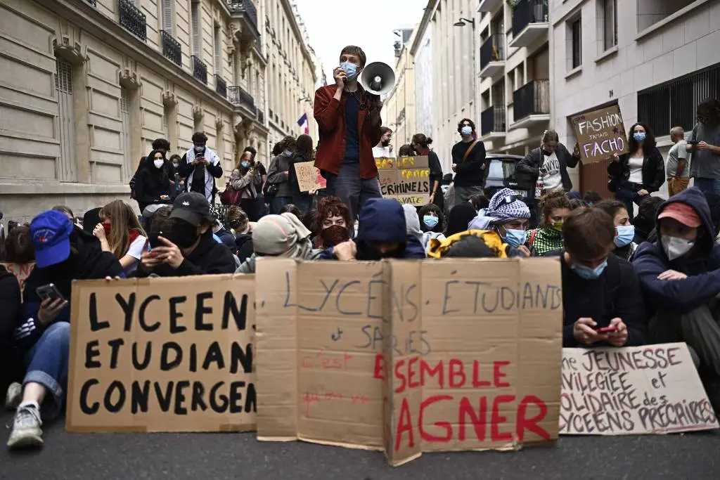 Paris recebe manifestação de dezenas de milhares de estudantes por melhorias no ensino médio. A falta de reposição de p…