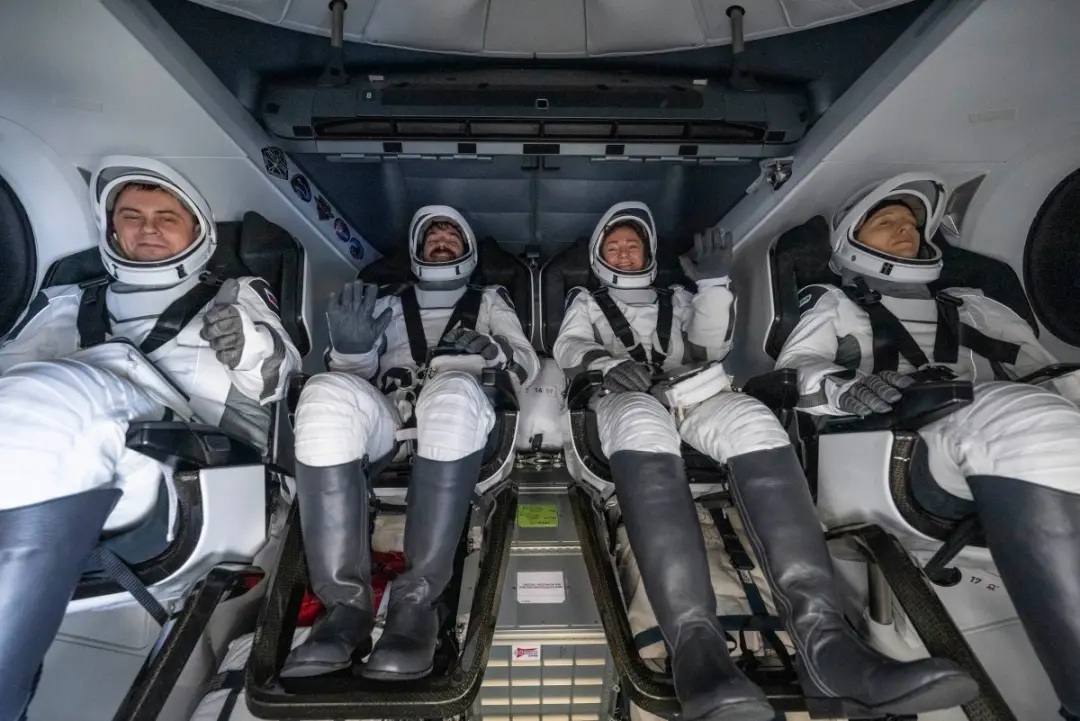 Quatro astronautas retornaram à Terra após quase oito meses a bordo da Estação Espacial Internacional. A volta mostra c…