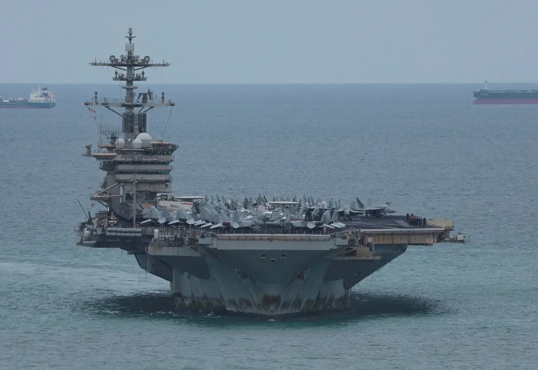 USS Abraham Lincoln volta para San Diego depois de 322 dias na missão contra o Irã. A longa estadia expôs problemas de …