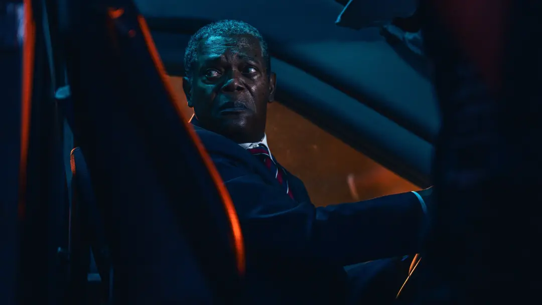 Presidente dos EUA no volante do carro blindado, no meio de um ataque violento na trama Beast. É um caos de tiros e exp…