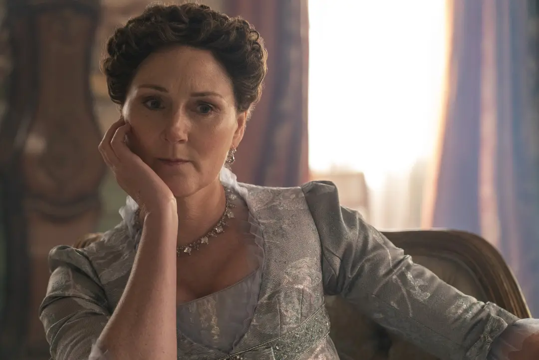 Lady Violet é tema de novo spin-off de Bridgerton, mostrando a juventude dela e o romance com o Visconde Edmund Bridger…