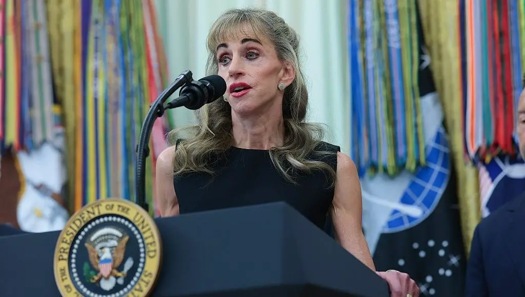 Susan Dell, esposa do Michael Dell, gerou preocupação sobre saúde devido à sua aparência física. A discussão levanta o …