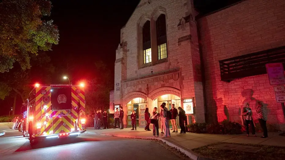 Alarme de incêndio interrompeu a peça October 7 na Universidade Northwestern, em Evanston, Illinois, que contava depoim…