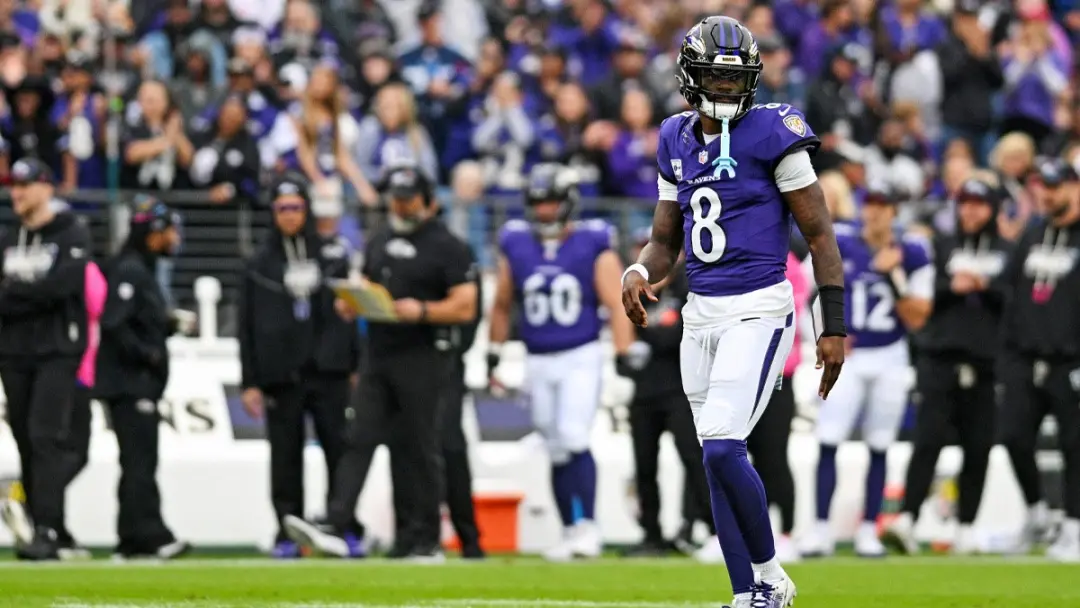 Lamar Jackson, do Ravens, sumiu do treino enquanto há relatos conflitantes sobre a lesão no tornozelo dele. É um sinal …