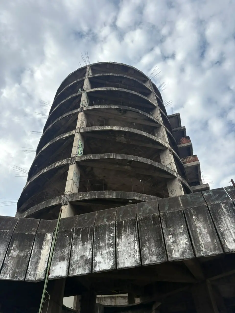 Edificação abandonada na Avenida Araguaia, no Centro de Goiânia, foi autuada pela Prefeitura por falta de manutenção há…