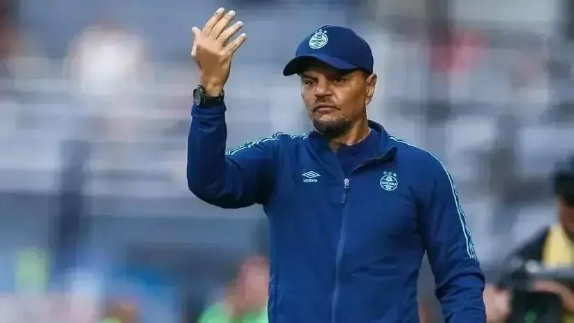 Alexandre Mendes, auxiliar técnico do Grêmio, foi preso em Porto Alegre no aeroporto Salgado Filho. Ele foi detido por …